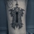 Blackwork estilo tatuagem grande perna de chave assustador