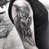 Estilo blackwork diseñado por Inez Janiak Hombro tatuaje de búho místico
