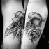 Stile blackwork progettato da Inez Janiak tatuaggio a braccio di teschio di uccello con rosa