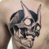 Stile blackwork disegnato da Michele Zingales: tatuaggio al petto del teschio demoniaco