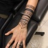 Blackwork estilo impresionante tatuaje de brazo pintado de bonitos adornos