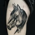 Estilo mediano de Blackwork pintado por Michele Zingales Tatuaje de muslo de cabeza de caballo