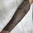Tatuaggio per avambraccio dipinto di bello stile Blackwork con bella decorazione floreale