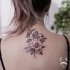 Blackwork estilo doce olhando tatuagem traseira superior de flores agradáveis ​​por Zihwa