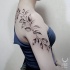 Blackwork estilo habitual olhando pintado por Zihwa ombro tatuagem de folhas de videira