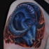 Tatuaje en el brazo, ovis azul oscuro