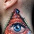 Tatuaje en el cuello de un ojo azul en un triangulo.