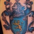 blu stemma di famiglia tatuaggio sulla spalla