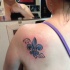 blu fleur de lis tatuaggio sulla scapola