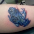 Tatuaje de sapo venenoso  en la pierna