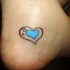 piccolo cuore blu con stelline tatuaggio su caviglia