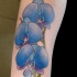 orchidee blu tatuaggio in mezza manica