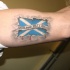 da sotto pelle bandiera scozzese blu tatuaggio su braccio per ragazzi