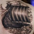 Tatuaje en el hombro,
barco de vikingos impresionante