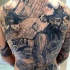 Tatuaje en la espalda, tema de piratas espectacular bien pintada