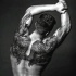 Tatuaje en los hombros, alas negras fascinantes detalladas