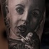 Tatuaje en el brazo, retrato muy realista negro blanco de niño querido