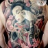 mozzafiato multicolore triste geisha asiatica con fiori tatuaggio pieno di schiena