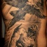 Tatuaje en el costado, ángeles musculosos mitológicos