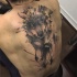 Impresionante aspecto realista de todo el tatuaje trasero del lobo grande