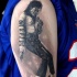 realistico molto dettagliato bianco e nero Michael Jackson tatuaggio su spalla