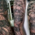 Tatuaje en el brazo,
barco viejo con cráneo humano y pulpo