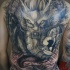 Tatuaje en la espalda, dragón asiático impresionante y Gran Muralla China