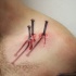 mozzafiato molto realistico chiodo in corpo sangue tatuaggio su spalla