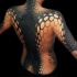 Tatuaje en la espalda y brazos, ornamento masivo enorme, tinta negra