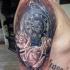 Tatuaje en el brazo, reloj antiguo muy precioso y rosas con rocío