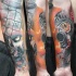 Atemberaubendes farbiges Zombieapocalypse Unterarm Tattoo mit Mann in der Gasmaske und Zombies Gesicht