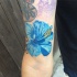 Tatuaje en el brazo, hibisco azul brillante realista