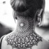 Tatuaje en el cuello,
encaje fascinante en estilo barroco, tinta negra