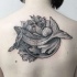 Tatuaje en la espalda,
ballena combinada con flores
