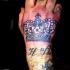 Tatuaje de corona pesada en la mano