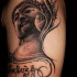 Tatuaje en el brazo, buda y inscripción en otro idioma