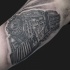 Tatuagem de trem grande descuidadamente pintada no bíceps