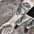 Descuidadamente pintado por Inez Janiak tatuaje de antebrazo de cabeza de león