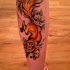 cartone animato colorato piccola volpe con fiore tatuaggiosu gamba