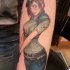 cartone animato colorato seducente donna militare tatuaggio su braccio