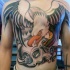 Tatuaje en el pecho y estómago, 
 águila increíble en cráneo y serpiente