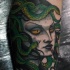 Tatuaje en la pierna, Medusa Gorgona espeluznante de varios colores