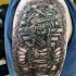 Tatuaje en el brazo, momia volumétrica de egipto con cadenas