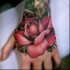 bella cartone animato fiore rosa tatuaggio su mano