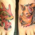 cartone animato maiale e gallo tatuaggio ambedue piede