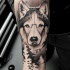 Tatuaggio dell'avambraccio in inchiostro nero stile cartoon di grande lupo