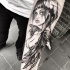 Inchiostro nero stile cartone animato dipinto da Inez Janiak tatuaggio avambraccio di donna seducente