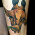 Cartoon Stil farbiges Oberschenkel Tattoo von Giraffe, die isst Pflanzen