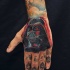 Tatuaje de máscara de Darth Vader en la mano