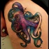 Tatuaje en el muslo, pulpo hermoso multicolor